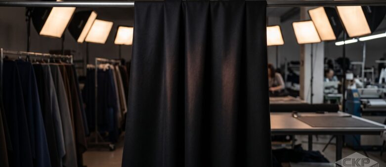 Apa Itu Warna Black Distro? Rahasia Hitam Kemerahan Favorit Brand Streetwear