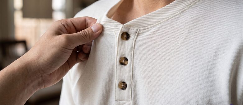Kaos Henley Itu Apa? Ciri, Bahan, dan Pilihan Kainnya
