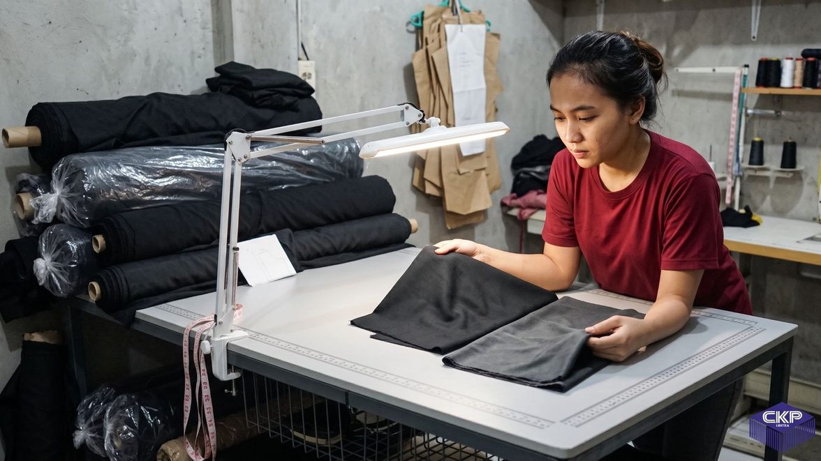 Bahan Jetblack Seperti Apa? Ciri, Kelebihan, dan Pilihan Kainnya