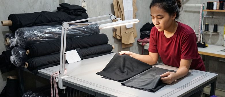 Bahan Jetblack Seperti Apa? Ciri, Kelebihan, dan Pilihan Kainnya